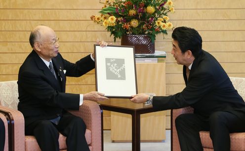 Photograph of the Prime Minister receiving the courtesy call (2)