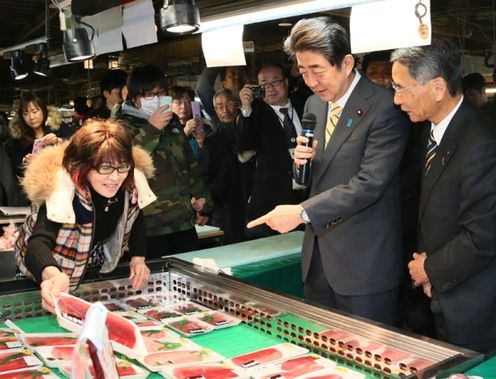 Photograph of the Prime Minister visiting Shiogama Seafood Wholesale Market (2)