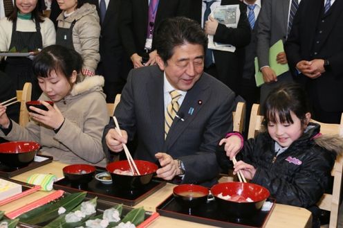 Photograph of the Prime Minister visiting Shiogama Seafood Wholesale Market (1)