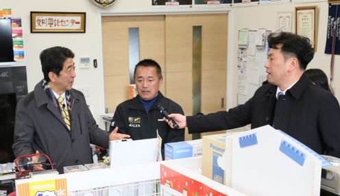 Photograph of the Prime Minister visiting the Onagawa Electricity Center and encouraging staff