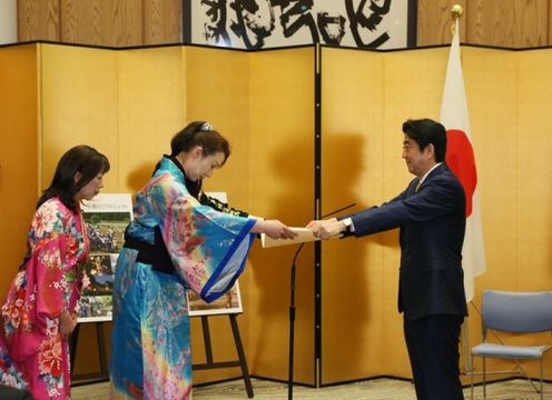 Photograph of the Prime Minister presenting a certificate of award (1)