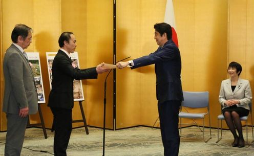 Photograph of the Prime Minister presenting a certificate of award (2)