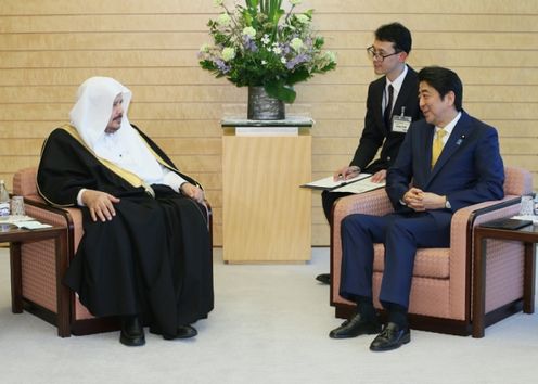 Photograph of the Prime Minister receiving the courtesy call (2)