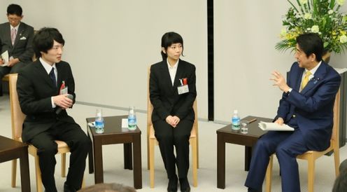 Photograph of the Prime Minister meeting with the participants (2)