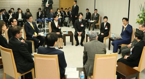 Photograph of the Prime Minister meeting with the participants (3)