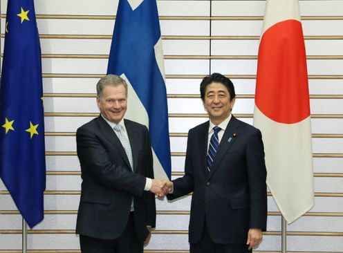 Photograph of the leaders shaking hands