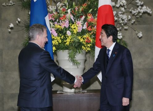 Photograph of the Prime Minister welcoming the President of Finland