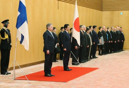 Photograph of the salute and the guard of honor (2)