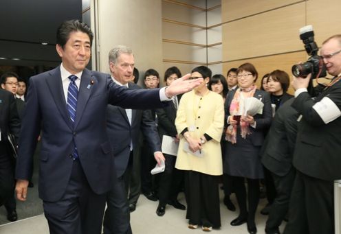 Photograph of the leaders about to attend the joint press announcement