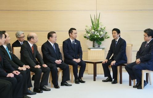 Photograph of the Prime Minister receiving the courtesy call (2)