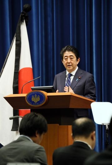 Photograph of the Prime Minister holding the press conference (2)