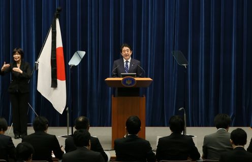 Photograph of the Prime Minister holding the press conference (4)