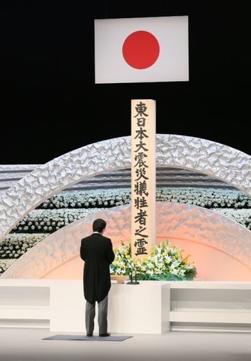 Photograph of the Prime Minister delivering an address (2)