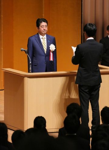 Photograph of the Prime Minister receiving the trainees’ declaration of determination