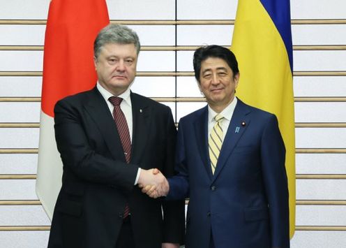 Photograph of the leaders shaking hands