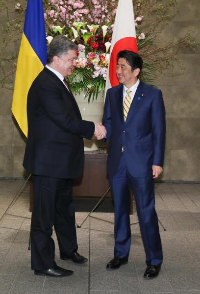 Photograph of the Prime Minister welcoming the President of Ukraine