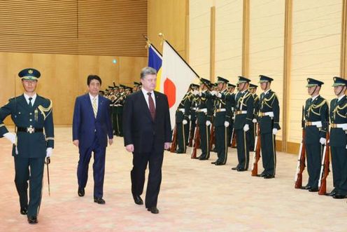 Photograph of the salute and the ceremony by the guard of honor