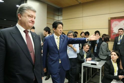 Photograph of the leaders about to attend the joint press announcement