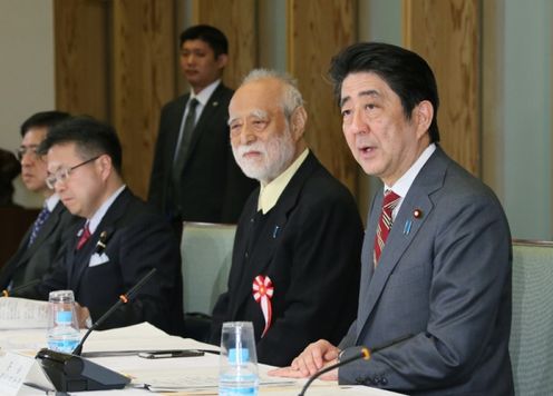 Photograph of the Prime Minister delivering an address (1)