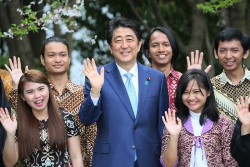 Photograph of the commemorative photograph session