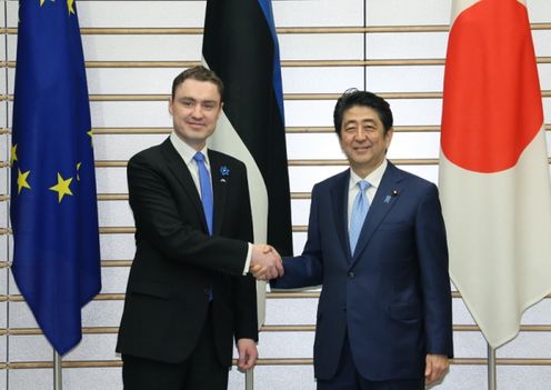 Photograph of the leaders shaking hands