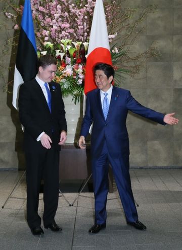 Photograph of the Prime Minister welcoming the Prime Minister of Estonia