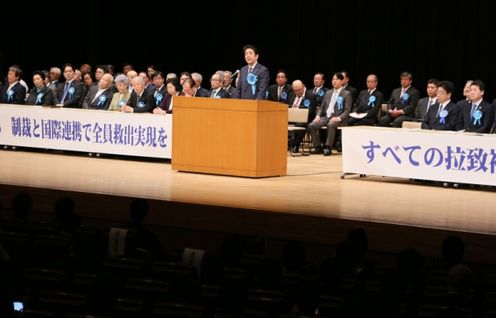 Photograph of the Prime Minister delivering an address (2)