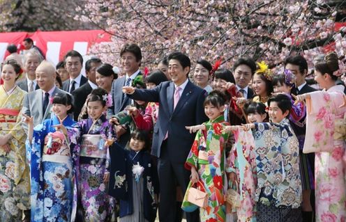 Photograph of the Prime Minister having his photograph taken with guests (2)