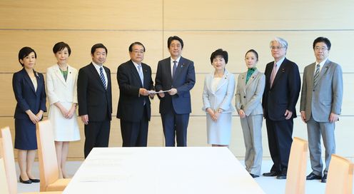 Photograph of the Prime Minister receiving the proposal