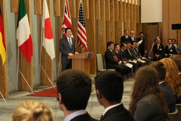 Photograph of the Prime Minister delivering a speech (1)