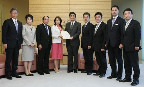 Photograph of the Prime Minister receiving the proposal (1)