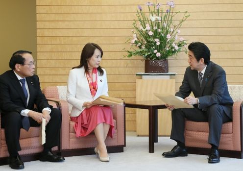 Photograph of the Prime Minister receiving the proposal (2)