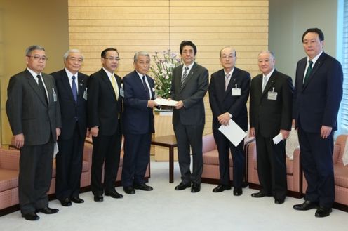 Photograph of the Prime Minister receiving the proposal (1)