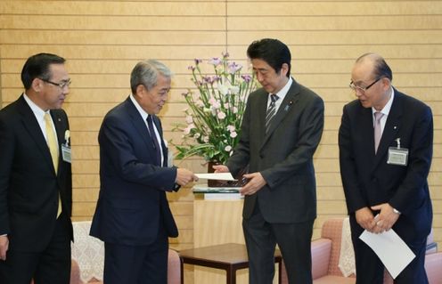 Photograph of the Prime Minister receiving the proposal (2)