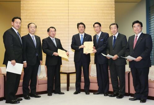 Photograph of the Prime Minister receiving the proposal (1)