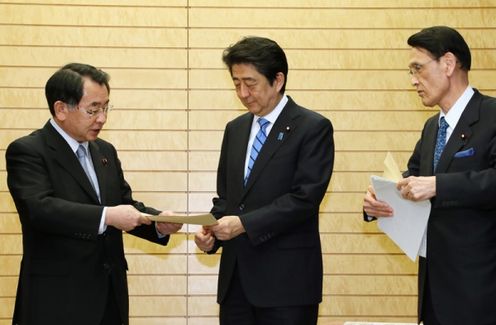 Photograph of the Prime Minister receiving the proposal (2)