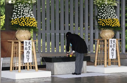 Photograph of the Prime Minister attending the Ceremony of Reverence (2)