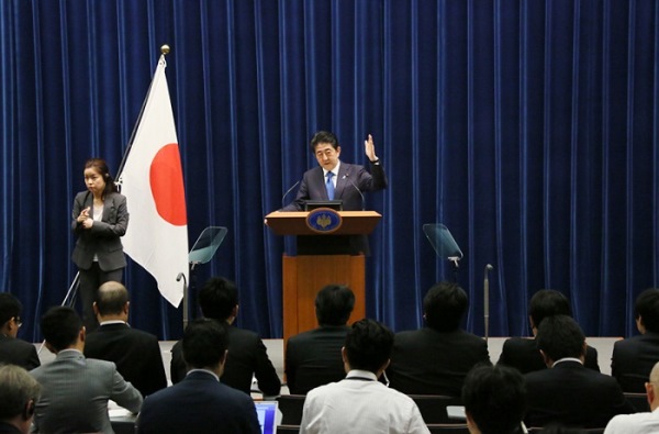 Photograph of the Prime Minister holding the press conference (5)