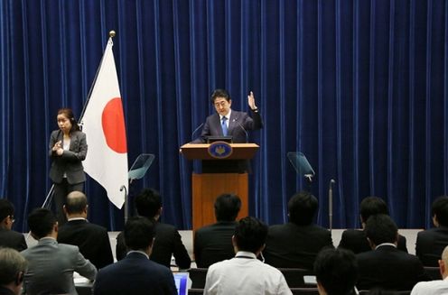 Photograph of the Prime Minister holding the press conference (5)