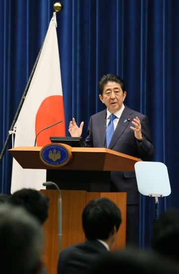 Photograph of the Prime Minister holding the press conference (6)