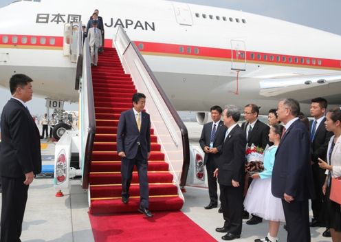 Photograph of the Prime Minister arriving in Hangzhou, China (Pool Photo)