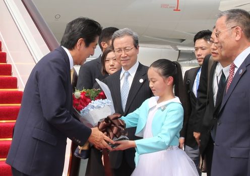 Photograph of the Prime Minister receiving a bouquet upon arrival in Hangzhou, China (Pool Photo)