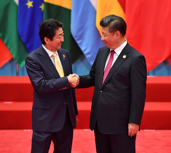 Photograph of the Prime Minister being welcomed by the President of China (Pool Photo)