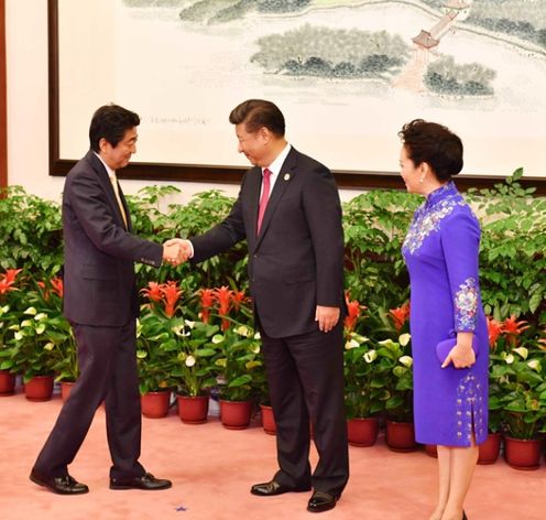 Photograph of the Prime Minister receiving a welcome from the President of China and his wife at the welcome ceremony (1)(Pool Photo)