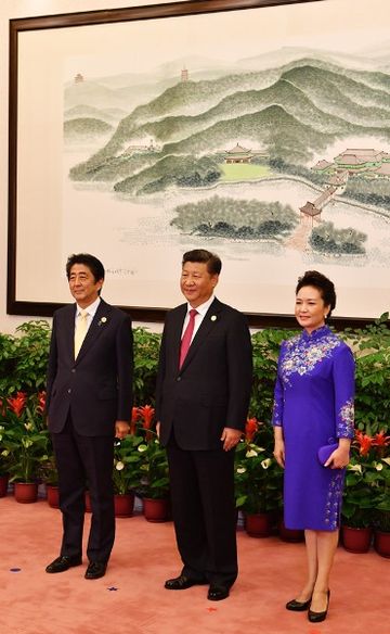 Photograph of the Prime Minister receiving a welcome from the President of China and his wife at the welcome ceremony (2)(Pool Photo)