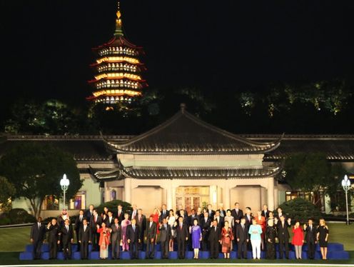 Photograph of the commemorative photo session at the welcome ceremony (1)(Pool Photo)