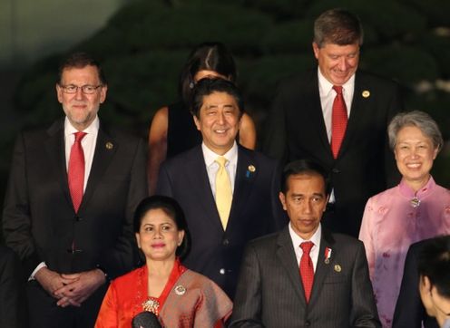 Photograph of the commemorative photo session at the welcome ceremony (2)(Pool Photo)