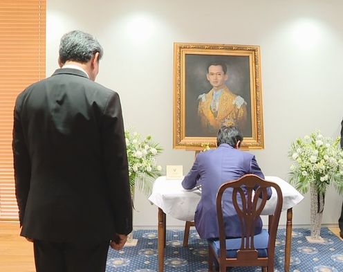 Photograph of the Prime Minister paying his condolences (2)