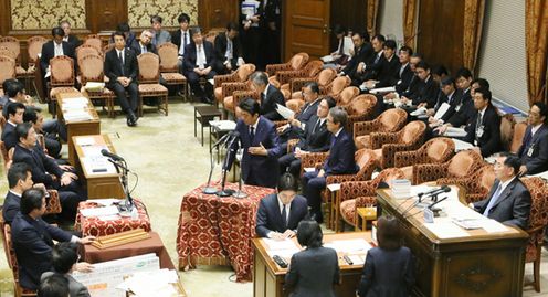 Photograph of the Prime Minister answering questions (2)