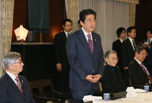 Photograph of the Prime Minister holding the meeting (1)